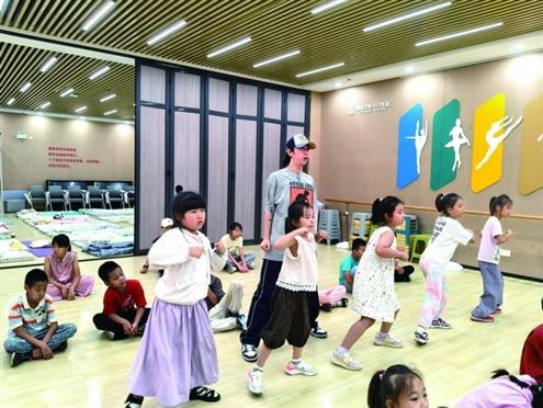 小学员们跟着节奏练舞